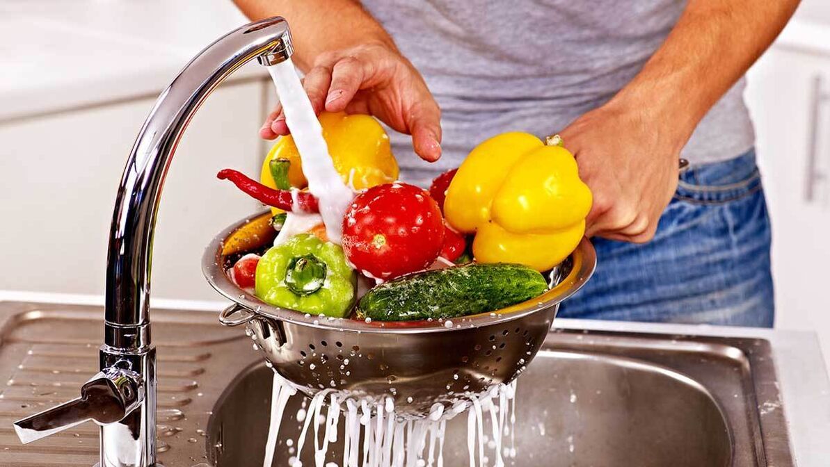 washing vegetables to avoid pest infestation